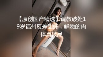   爬窗偷窥楼下的少妇洗澡这身材是真不错