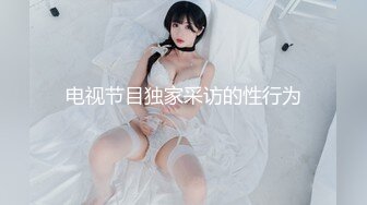 KTV女厕偷拍 长发高跟美女在B里面找什么呢 那么仔细