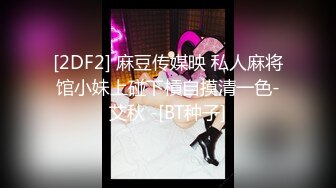 成熟的女人玩火跳跃的孩子穿着