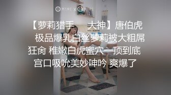 良家小少妇玩得也很嗨，全程露脸让大哥草给狼友看，互动撩骚听指挥，各种体位蹂躏骚穴，无套爆草内射舔逼