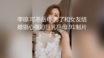 良家少妇发骚，露脸一个人在家玩弄骚穴，掰开给狼友看特写，揉奶玩逼站在窗前撅着屁股给狼友看也不怕对面看