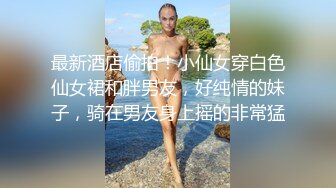 潜入医院女厕蹲守隔板下多角度偷拍 美少妇用长长的棉签捅肛门