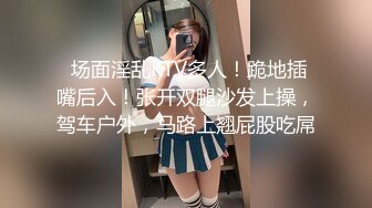 【新片速遞】 游乐场女厕偷窥破洞牛仔裤美女白嫩的大屁股和小黑鲍