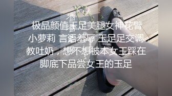 大神说服老婆3P看自己老婆被单男压在身下 老公在一边拍视频，稀有露脸！围观一下娇妻是如何被单男爆操的！