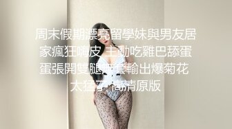 叫她坐到鸡巴上面她还挺主动的