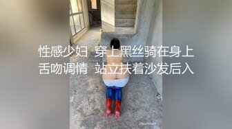 程序员的周末加班惊喜，公厕偶遇全裸女神，男厕所里草的她忍不住的呻吟