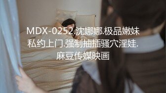 【新片速遞】 黑丝露脸极品少妇很有生活气息，骚奶子揉捏随意变换形状，自慰逼逼掰开给狼友看，自己舔奶头表情好骚别错过