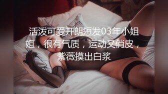   酒店大圆红床拔完火罐的小哥和漂亮女友一边看鬼片一边啪啪