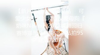 一个美丽的女人，带着不断的微笑扭曲她的脸