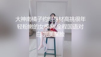 反差骚母狗黑丝露脸被大哥调教直播，深喉草嘴，母狗爬行，道具玩弄，各种抽插，淫声荡语乖巧听话