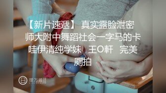 单男骑妻子头上塞大肉棒进嘴里，老婆很享受。我玩老婆下面，3人其乐融融！