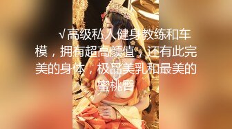 【如充气娃娃一般超粉美穴】水晶假屌深插，无毛小穴嫩的出水，放在桌子上屁股套弄，水声哗哗好长好爽，浪叫呻吟喷水