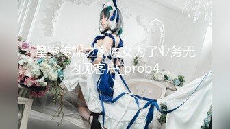 Ria 久留美在她可爱的 cosplay 中看着你的眼睛，轻轻地抚摸你暴露在她面前的搏动的阴茎。