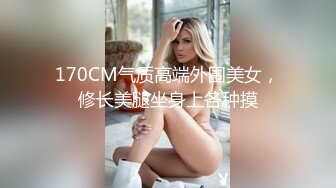 后入身材匀称的白嫩老婆，大白咪咪柔软动人特写黑鲍鱼