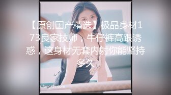 新来的颜值小妹全程露脸激情大秀，开档黑丝诱惑旁边还有小哥帮忙撕袜扯逼，大跳精彩艳舞揉奶玩逼自慰呻吟