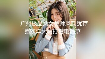 抄底极品嫩逼挑染红发大学妹子，小逼真的嫩的出水，专心看手机根本没发现自己的小骚逼已经被看光了