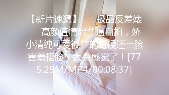 高颜值长发美女！应要求小秀一波！苗条身材贫乳，揉捏奶子一手抓，多毛骚逼往上视角特写