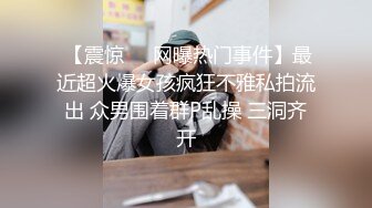 女主播户外弹吉他唱歌??故意不穿内裤??大鲍鱼不经意间露出来