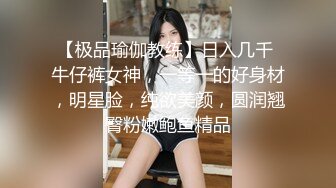  白毛女友穿白丝，爱在镜头前比耶