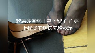 《换妻探花》单男约操小夫妻3P，过来先吃点东西再开操，透视装双屌一起舔，前后夹击爆操