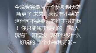 我是一个成绩不佳的年轻女新秀。 修长、明亮、和蔼可亲的俱乐部前读者模型