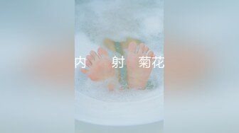 【新片速遞 】 一身黑装卷发红唇少妇❤️丰腴饱满的粉逼开了一个小小的圆洞