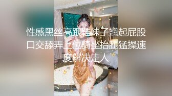 餐厅女厕多角度偷拍高跟美女逼洞让眼镜小伙给搞大了