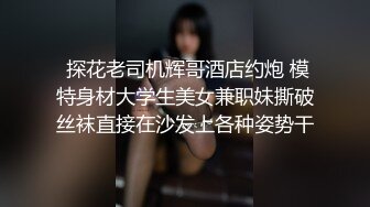 女友穿碎花裙肉丝连裤袜背身足交