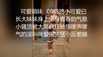 龙哥探花3P极品小骚货，抱着亲小嘴吃奶子玩弄，口活按摩棒玩阴蒂揉骚奶子，按在电脑桌前爆草续