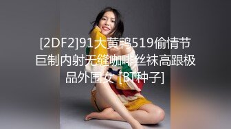 长发牛仔裤性感妹子，舔奶调情再到床上口交骑乘猛操