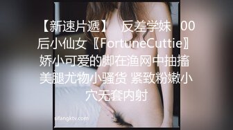 【颜值网红女神难得露B秀】漂亮眼睛被窝里出来，啥也没穿，揉捏大奶子，翘起极品美臀镜头前掰穴，一线天馒头逼很诱人