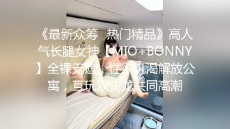 【新片速遞】【骚小妹两男一女3P大战】骑乘边操边吃大屌 ，垫着枕头抬起屁股 ，怼着骚逼猛操，前后夹击 ，两大汉轮流后入爆插