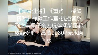 新疆夫妻，邀请单男一起来家里3P，骚妻跪舔吃两根，洋洋得意的满足表情，像吃菜一样香！