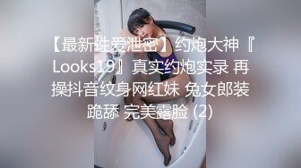 拯救逼逼，看这娘们玩太狠逼里塞苹果出不来了，勺子叉子加筷子，连挑带插搞出苹果又用大粗藕抽逼爆菊花刺激