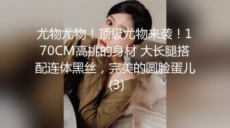 探花胖哥酒店钟点炮房 啪啪零零后兼职美眉一边被草一边专心玩手机