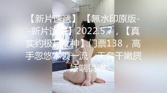   这娘们真骚全程露脸跟小哥激情啪啪，用棒棒糖玩逼自己吃