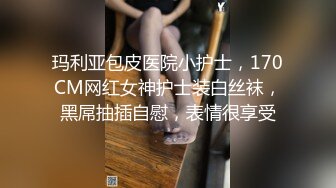 苹果手机门缝偷拍爱狗的合租妹子脱光衣服一边打电话一边揉胸