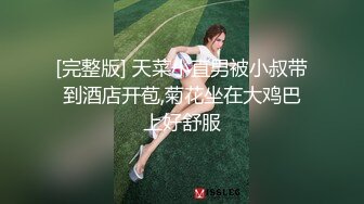 一臉淫蕩相的浪女,白裙紅鞋黑情趣內內更風騷