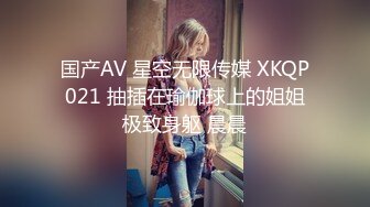  19岁网红kkimkkimmy基本无滤镜的原生颜值非常好看 干净粉嫩且多汁的刮毛粉穴 骚表情到位