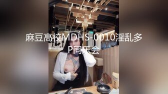 短裤长发白色吊带大胸妹