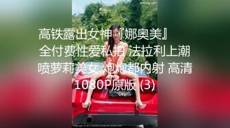 【媚黑女和黑人调教老公】少妇和黑人交换唾液，绿帽老公跪着舔脚吃口水